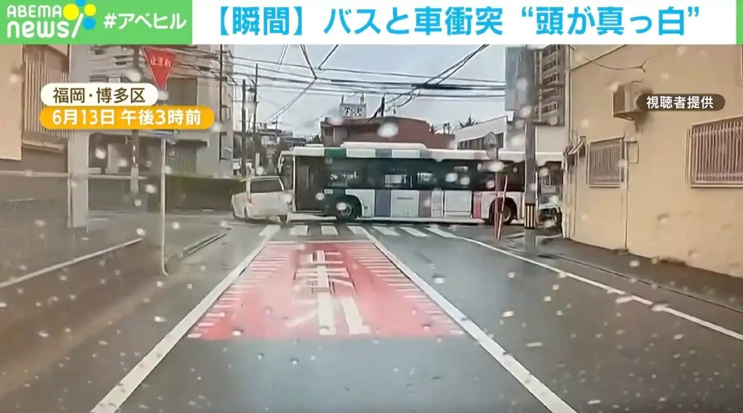 西鉄バスと軽乗用車が…