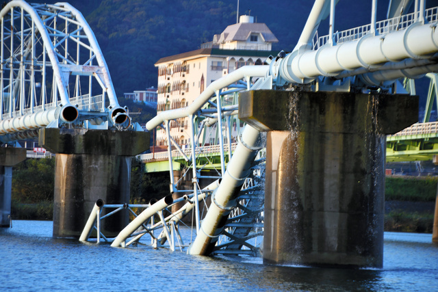 和歌山市の水道橋の崩…